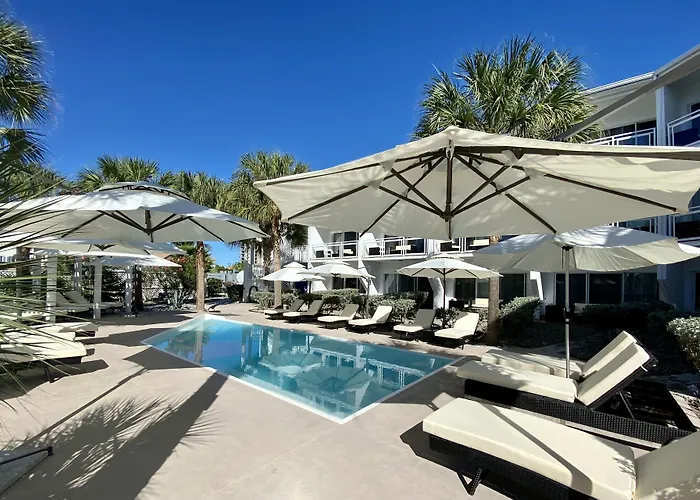 Cheap hotel: Grace Bay Suites